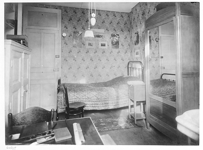 Vue d'une chambre d'élève dans la maison de famille.