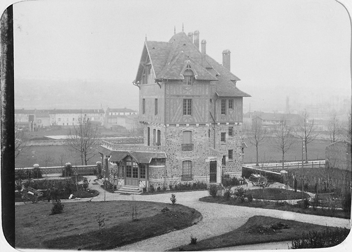 Vue d'ensemble de la maison du directeur avant la construction en 1910 du grand salon.