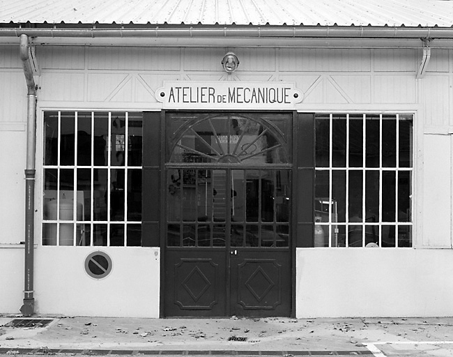 Vue de l'entrée de l'atelier de mécanique.