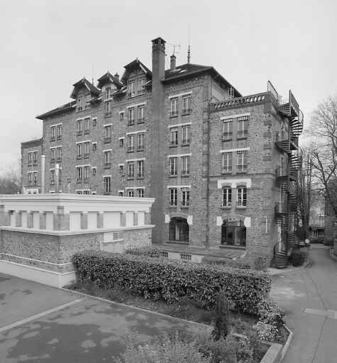 Vue de l'élévation arrière de la maison de famille.