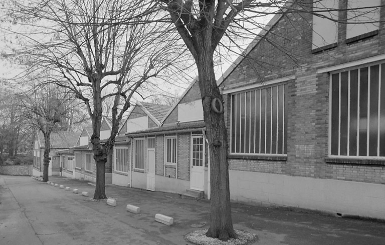 Une allée bordée de salles de cours.