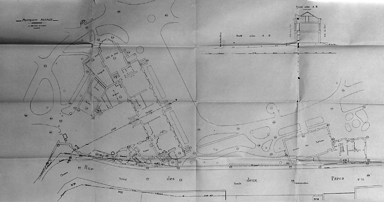 Plan au sol de la maison et de ses dépendances.