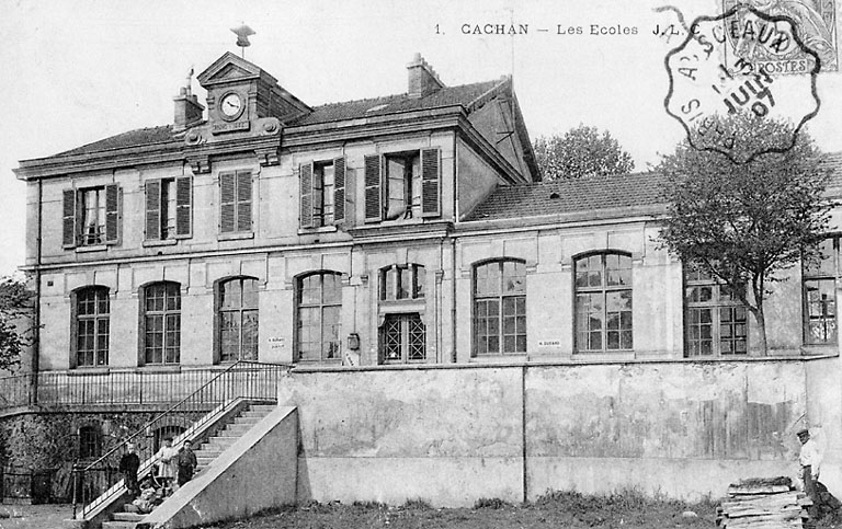 Vue de l'ancienne école, au début du 20e siècle, à l'emplacement de l'actuel hôtel de ville.
