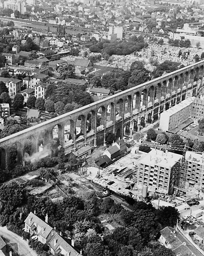 Vue aérienne de la vallée de la Bièvre, en limite d'Arcueil et de Cachan, au début des années 1970. A l'arrière de l'aqueduc : la maison de retraite Cousin de Méricourt et le cimetière.