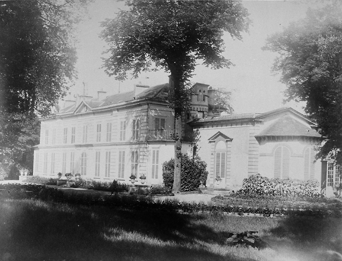 Vue de la maison du côté du parc, dans les années 1870.