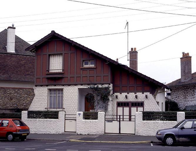 Pavillon de type 'basque', portant la plaque de l'architecte 'L. Paupe', au 7 avenue Armand de la Rochette.