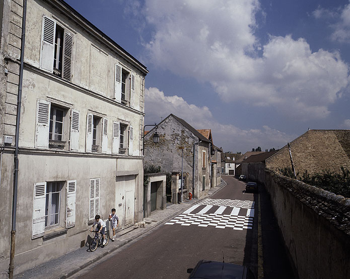 Vue de la rue de Lormoy en direction de la place de l'Eglise.