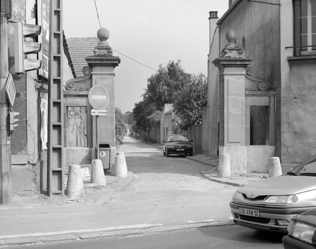 Vue du portail d'entrée et de l'allée d'honneur du château.