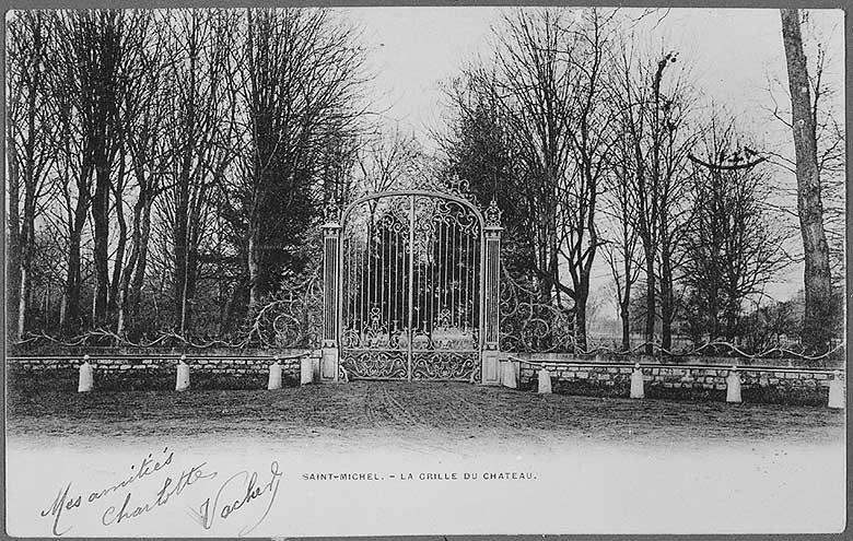 Vue de l'ancienne grille d'honneur du château.