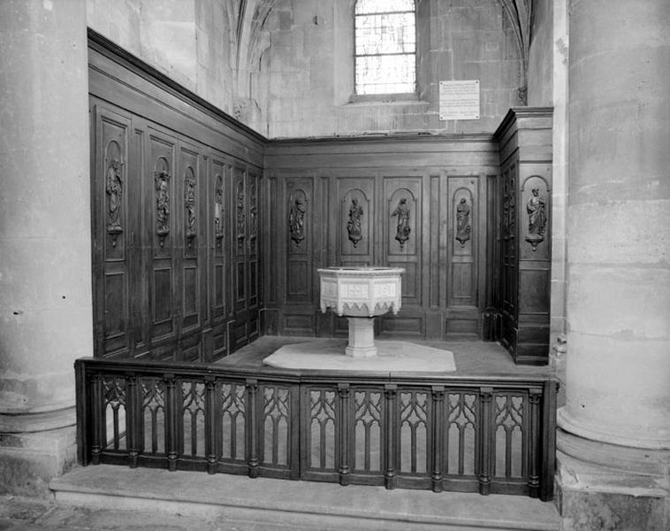 Décor de la chapelle des fonts baptismaux : clôture, lambris et bas-reliefs : saint Jean-Baptiste, saint Antoine, apôtres et évangélistes