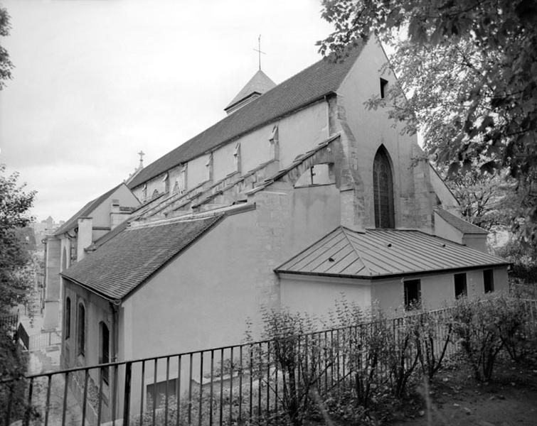 Vue extérieure du chevet et du côté sud de l'église.