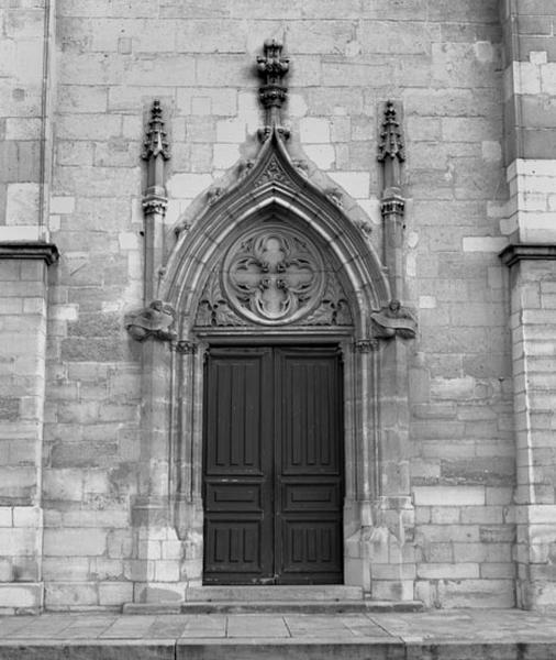 Vue d'ensemble du portail de la façade occidentale.