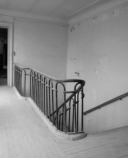 La rampe d'escalier, au niveau de l'étage.