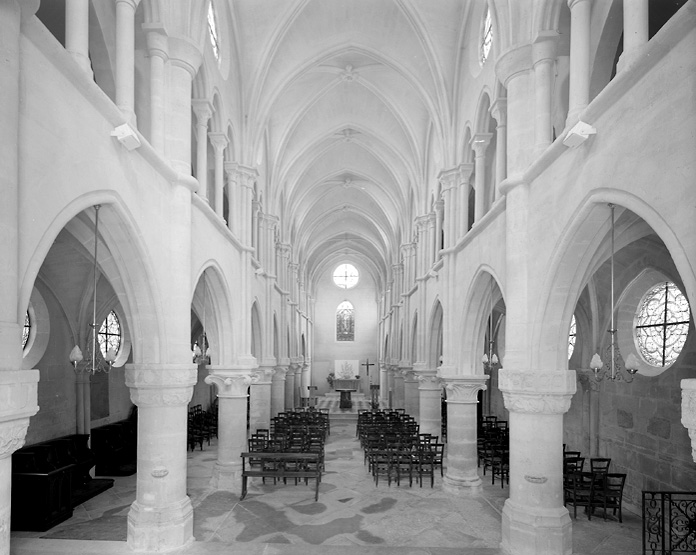 Vue d'ensemble de la nef en direction du choeur.