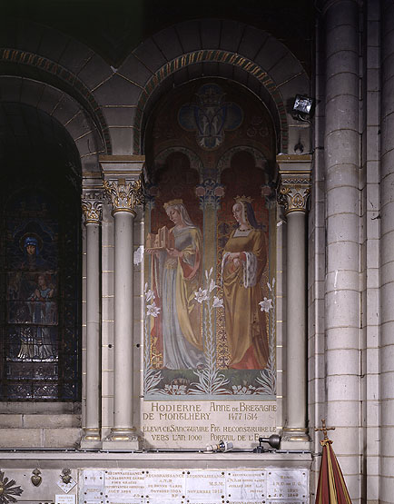 Vue de l'une des six toiles marouflées décorant le mur du choeur : Hodierne de Montlhéry et Anne de Bretagne.