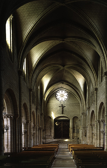 Vue d'ensemble de la nef en direction de l'entrée.