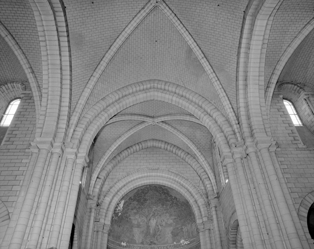 Vue de la calotte de l'abside et de la voûte de la travée du choeur.