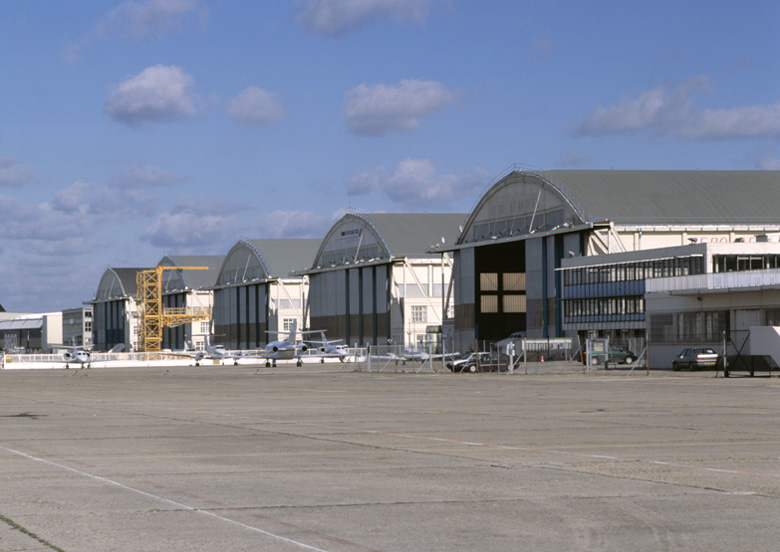 Vue générale des cinq hangars, côté piste (sud-est).