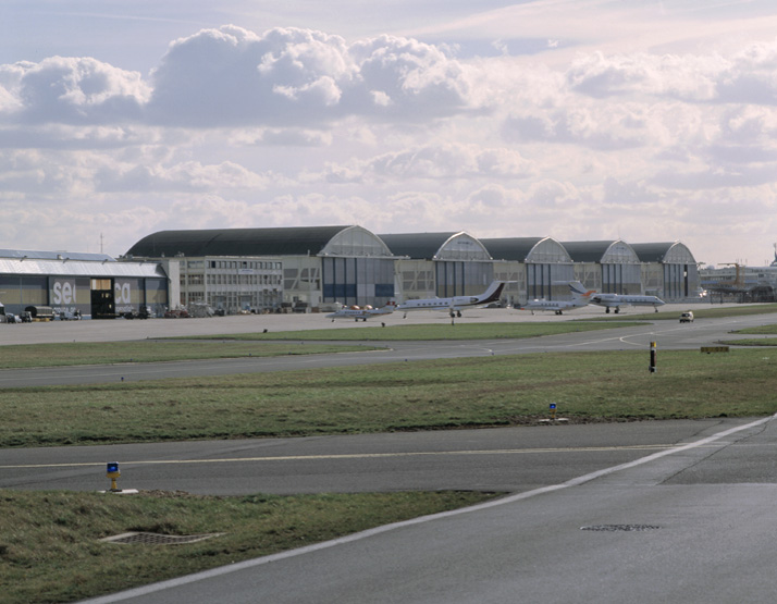 Vue générale des cinq hangars Lossier, côté piste (nord-est).