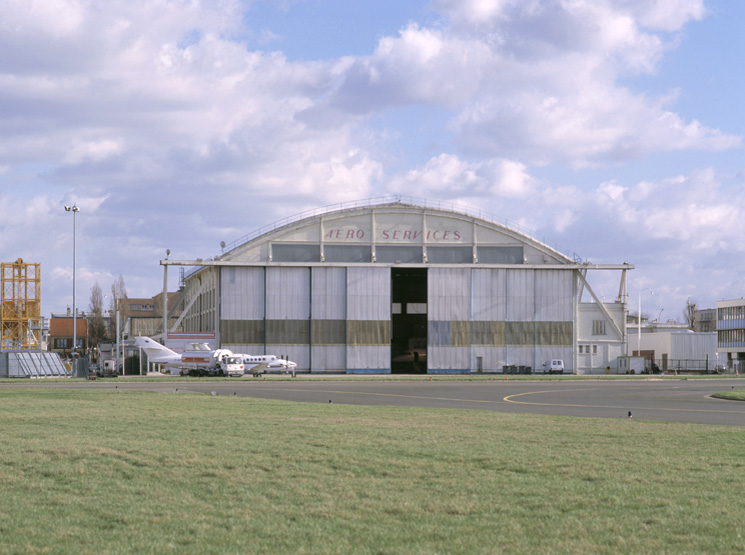 Vue de face d'un des cinq hangars Lossier appartenant à l'entreprise Aéro-Service, côté piste.