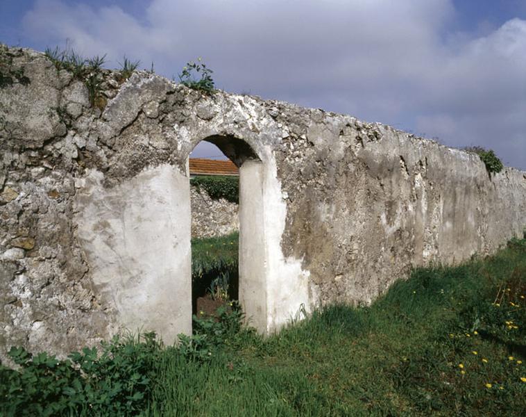 Le quartier Saint-Antoine : vue générale d'un mur avec son ouverture permettant le passage entre deux parcelles.