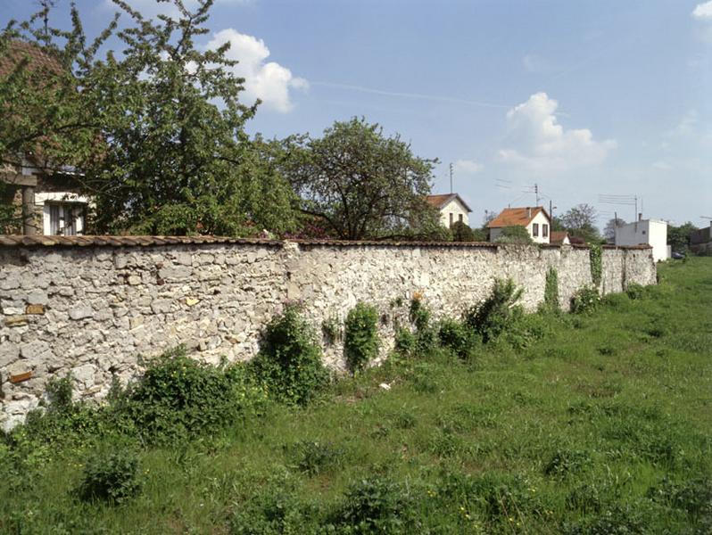 Vue générale de mur le long d'un passage.