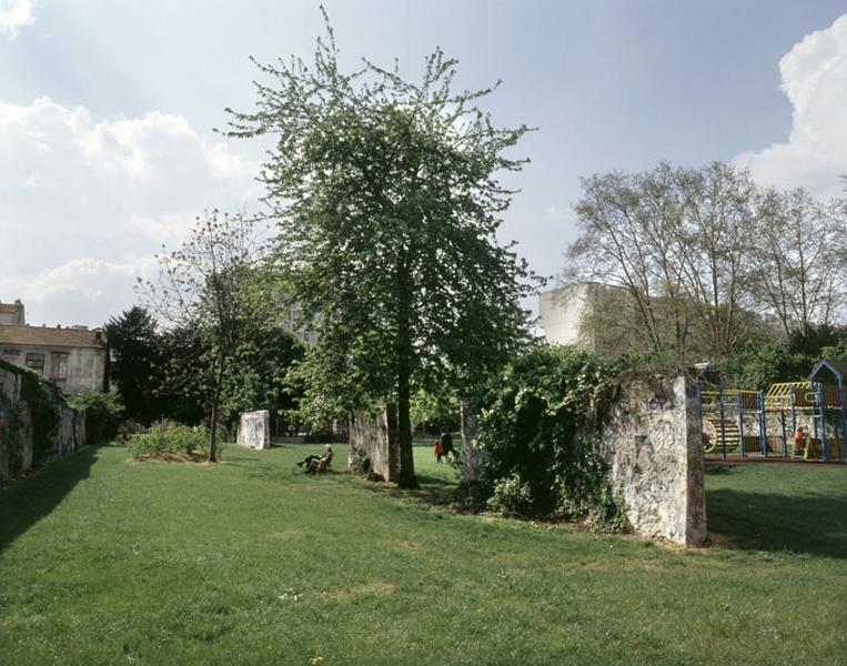 Vue générale du parc et de ses murs.