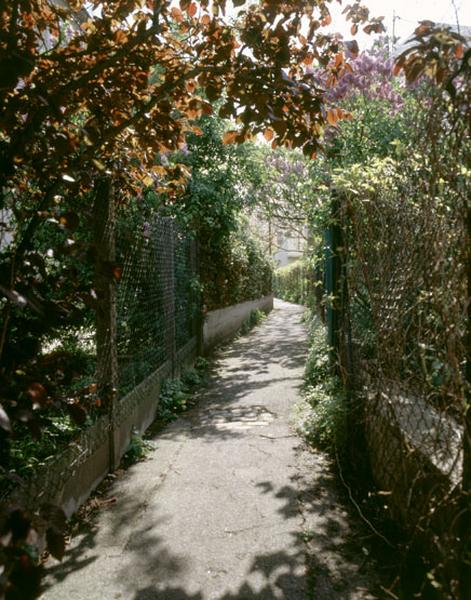 Vue de l'entrée du sentier Tortueux depuis la rue Victor Beausse.