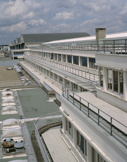 Vue des terrasses et hangars Lossier depuis la tour de contrôle.