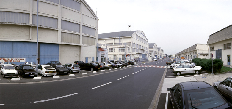 Vue panoramique générale des hangars Lossier : façades antérieures.