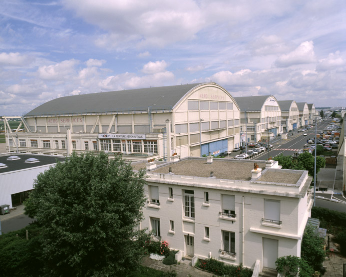 Vue générale des hangars Lossier depuis le bâtiment d'Air France : les façades antérieures.