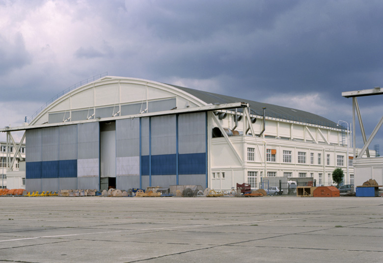 Vue de face du hangar H1.