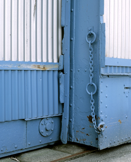 Détail des portes coulissantes du hangar H2.