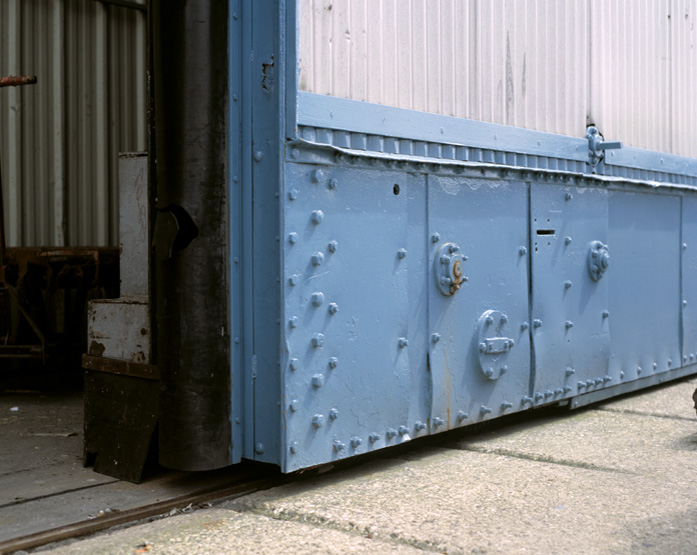 Détail des portes coulissantes du hangar H1.