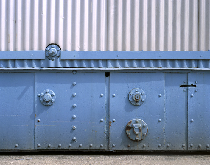 Détail des structures métalliques des portes coulissantes du hangar H1.