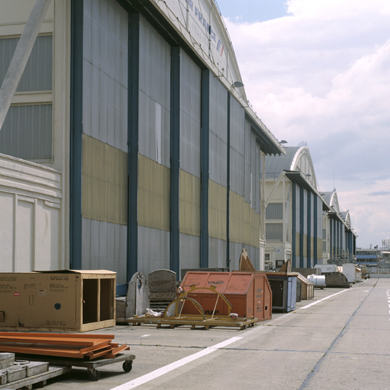 Vue générale des hangars, côté ouest.