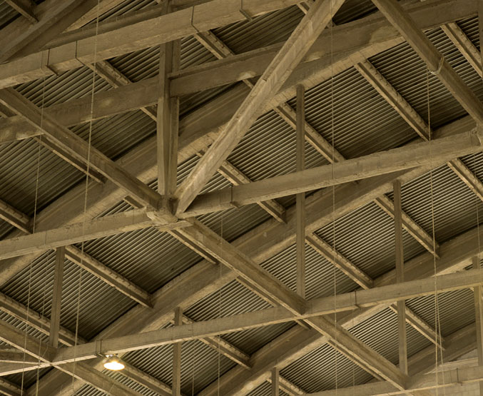 Vue des charpentes en béton du hangar H1.