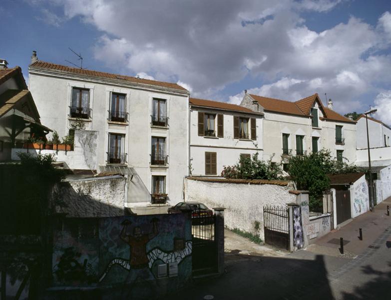 Vue d'ensemble de trois anciennes maisons d'horticulteurs, rue Pépin