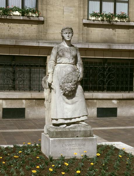 Vue d'ensemble de la statue de la Jardinière située devant la mairie