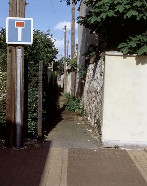 Vue d'ensemble d'un passage dans la ville.