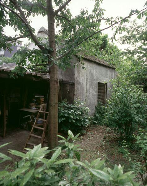 Vue d'une ancienne cabane de jardinier dans un clos (fin 19e siècle).