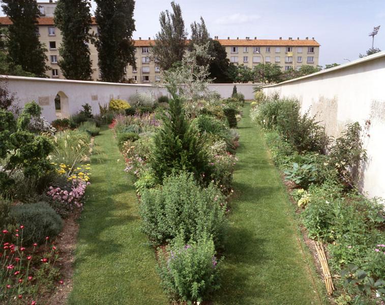 Les murs restaurés et nouvelles cultures au lycée d'horticulture.