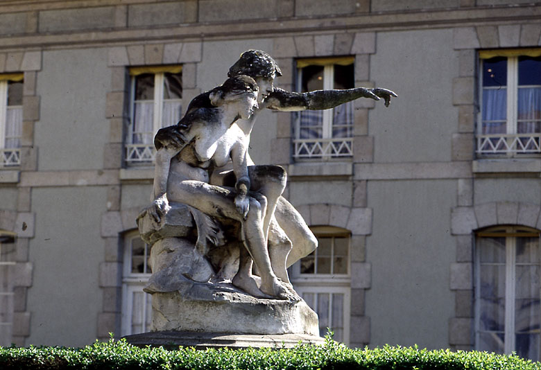 Vue du profil droit.