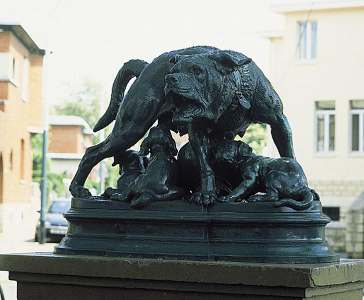 Groupe sculpté : Chienne dogue de forte race avec ses petits. Vue d'ensemble.