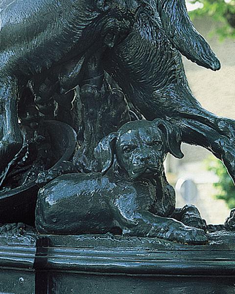 Groupe sculpté : Chienne dogue de forte race avec ses petits. Détail d'un chiot.