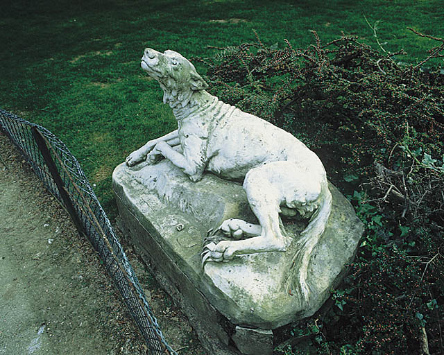 Statue : chien hurlant à la lune