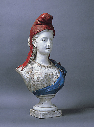 Vue de trois-quarts avant-droit.