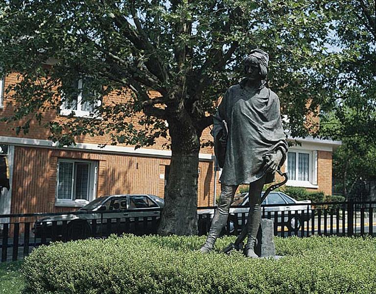 Statue de François Villon : vue d'ensemble.