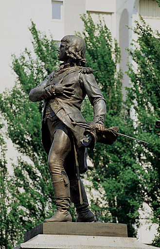 Vue de trois-quart de la statue de Rouget de Lisle.
