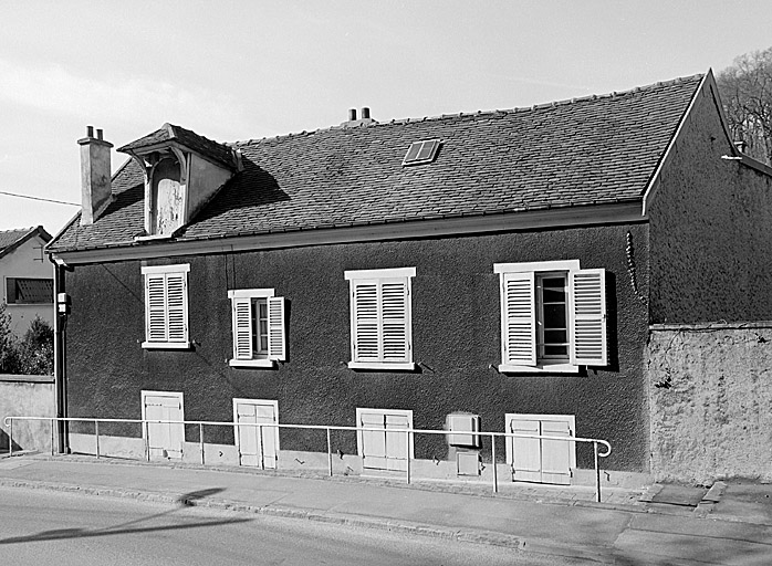 Vue de la façade antérieure.